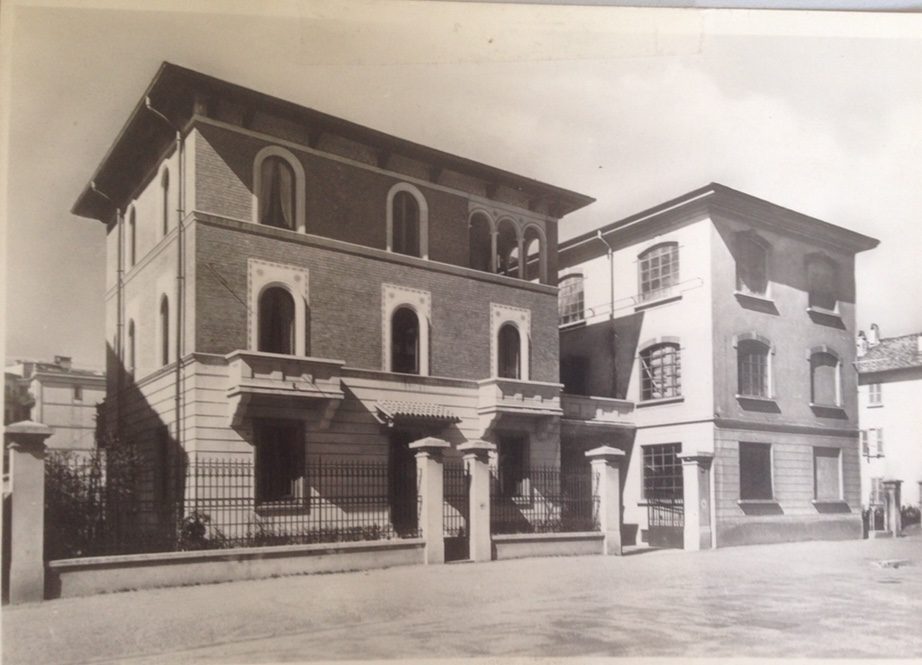 Fotografia storica dell'edificio che ospita lo showroom, l'ex riseria alle origini