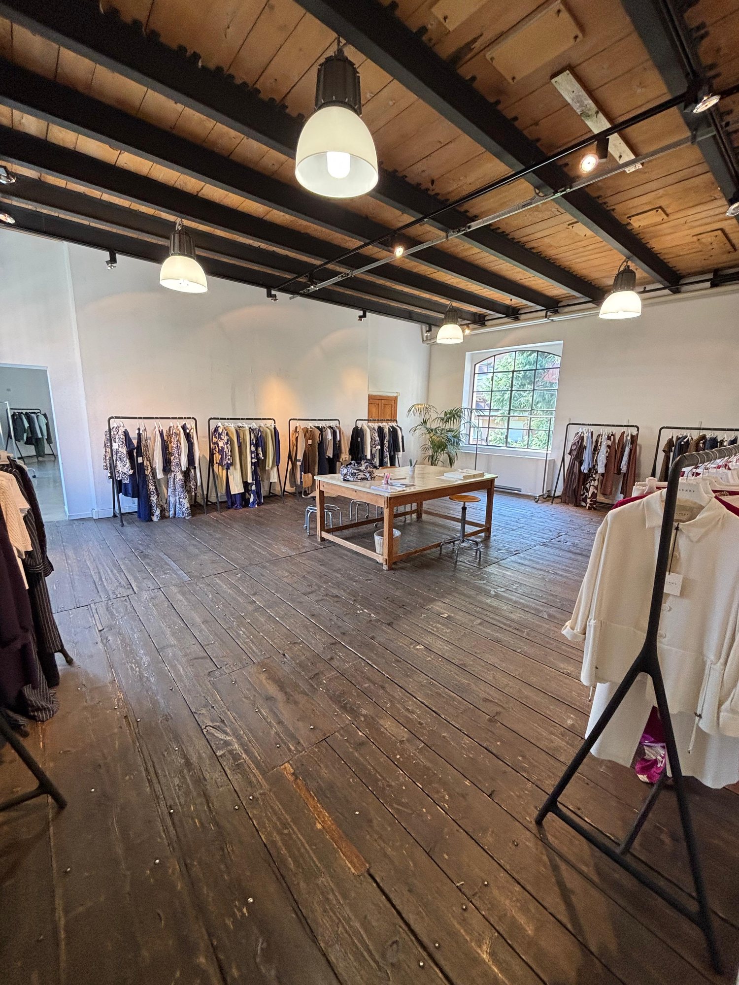 Primo piano dello showroom con le collezioni sugli appendiabiti