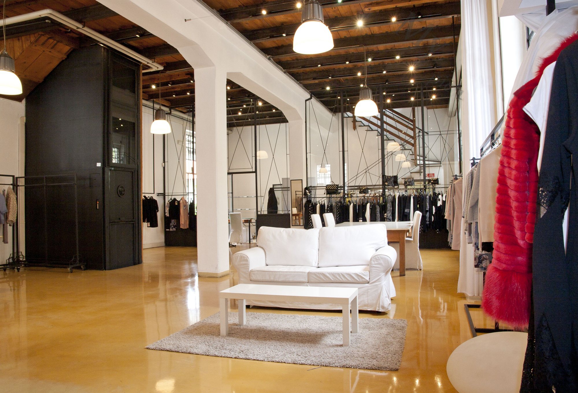 Piano terra dello showroom con le collezioni e l'area accoglienza